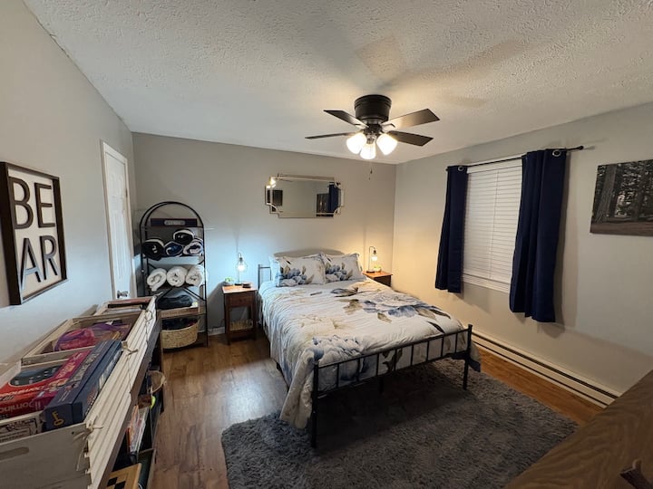 غرفة نوم أولى بسرير بحجم كبير