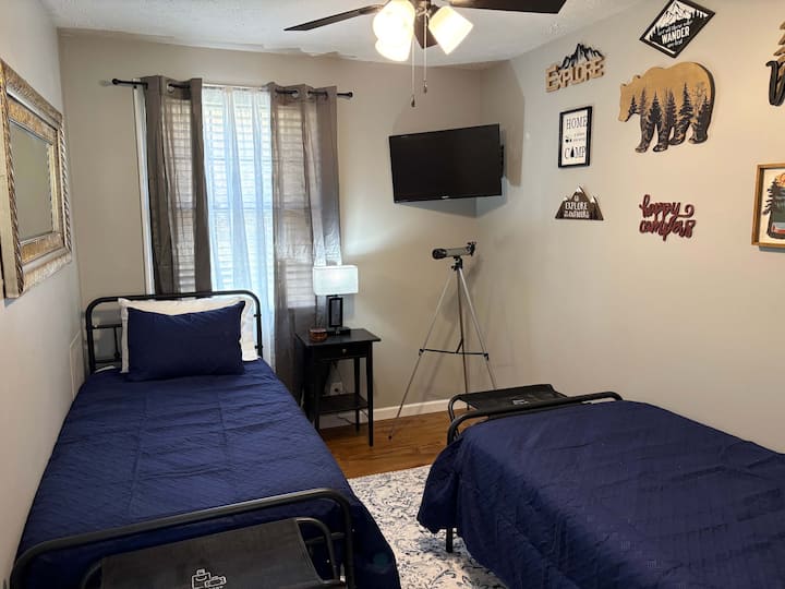 غرفة نوم ثانية مع سريرين صغيرين وتلفزيون ذكي!