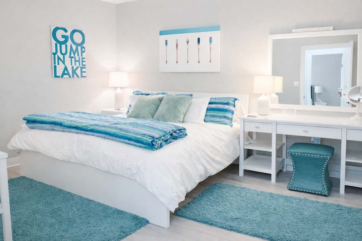 Приветливо помещение с луксозно спално бельо и просторна зона за тоалетна.