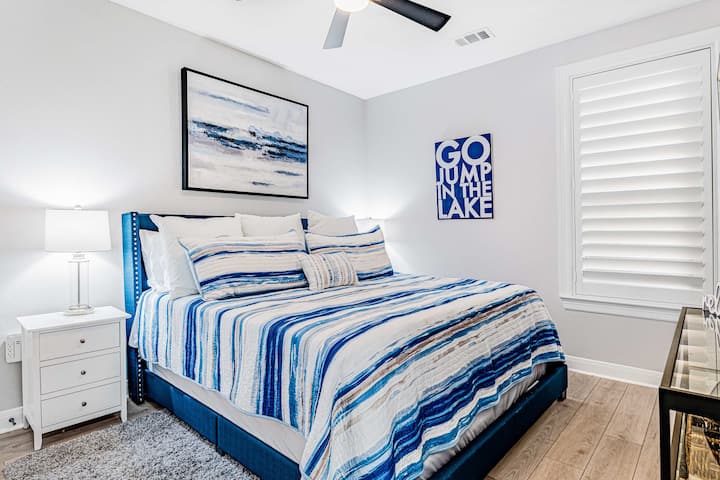 Меко спално бельо, успокояващи тонове и голямо двойно легло, което ви кани да се отпуснете.