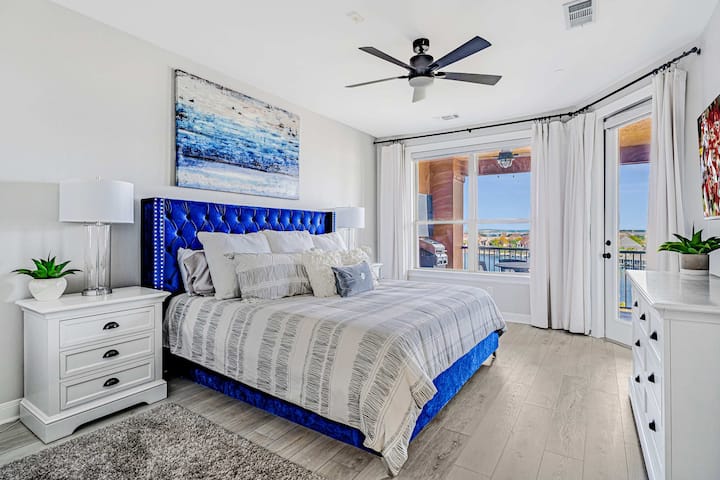 Събудете се с невероятни гледки в този просторен апартамент с кралска спалня и собствена баня.