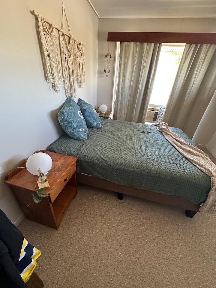 Textilná izba – menšia manželská posteľ 