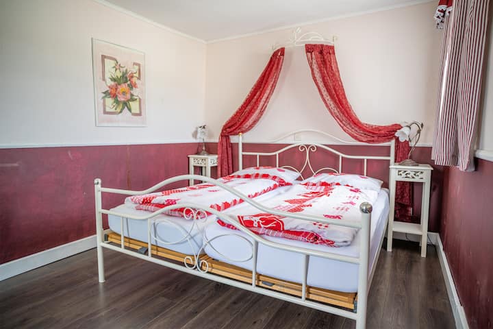 1. spavaća soba s bračnim krevetom