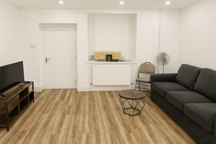 5 Beds/spacious 4-bedroom Retreat In The Heart Of - Cheddar