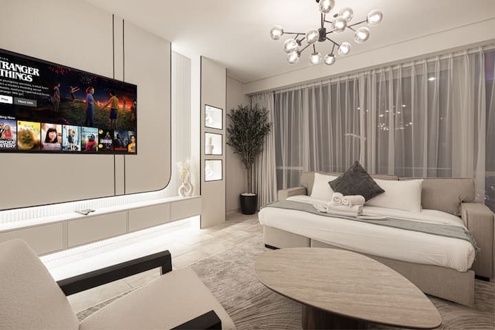 Всекидневна: разтегателният диван може да побере двама души 