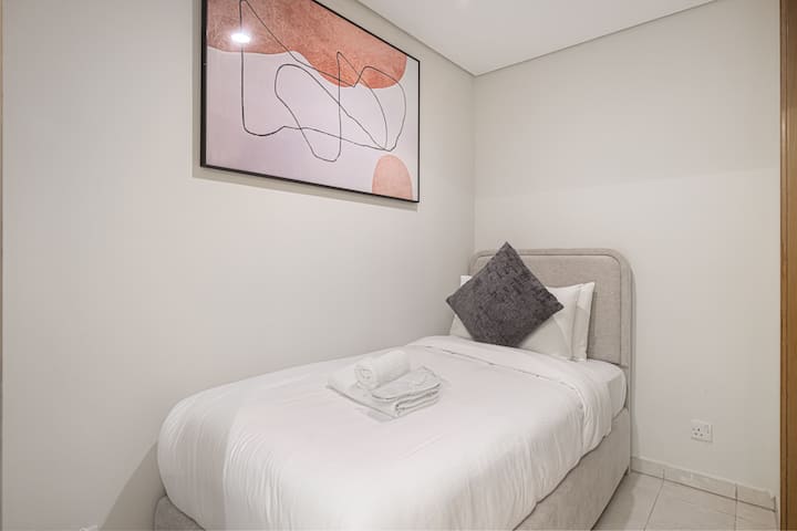 Четвърта спалня (стая за прислугата) с удобно единично легло 