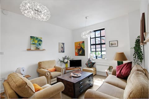 Top Airbnb: Stylish 2-Bed Flat | Art & Comfort in City Centre in Trowse With Newton
