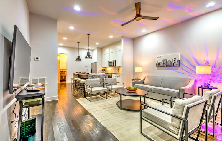 Rooftop Deck • Skyline Views • 15 Beds gallery image 2