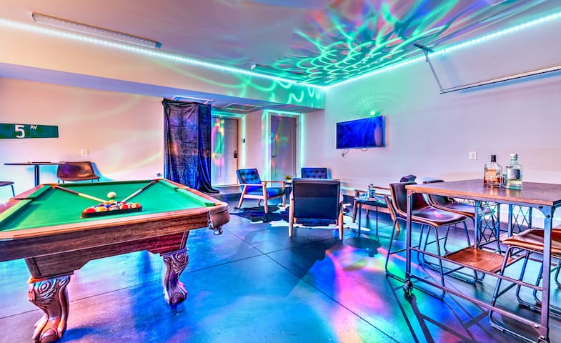 Rooftop Deck • Skyline Views • 15 Beds gallery image 4