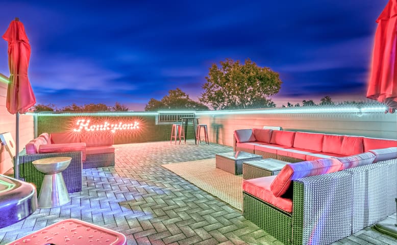 Rooftop Deck • Skyline Views • 15 Beds