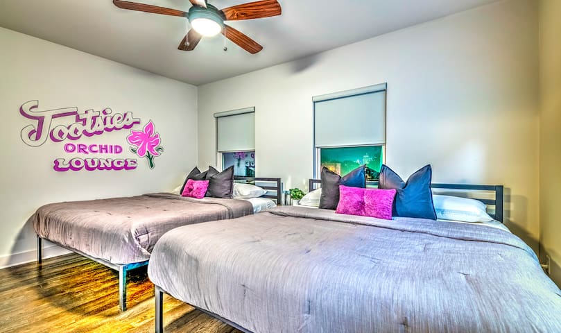 Rooftop Deck • Skyline Views • 15 Beds gallery image 5