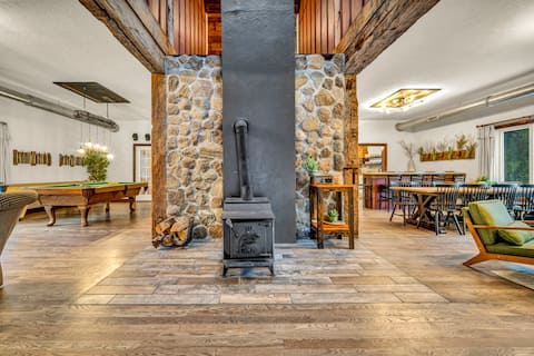 Top Airbnb: The Barn on Evergreen Pond | Hot Tub, Sport Court in Akron