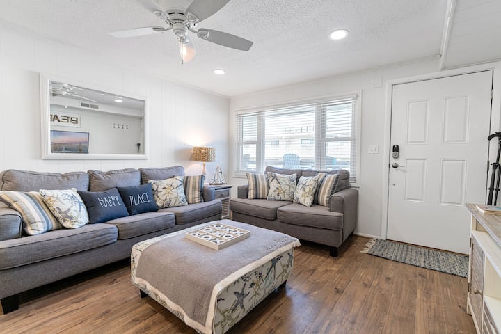 חלל מגורים נעים המיועד לזוגות — להירגע אחרי הליכות על החוף או בילוי לילי.