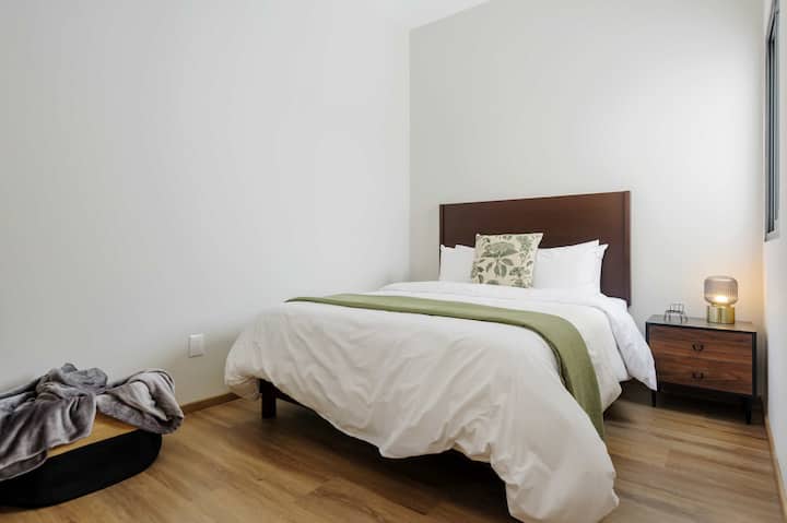 ห้องที่ 2 มีเตียงควีนไซส์ มีห้องน้ำรวมกับห้องนอนใหญ่