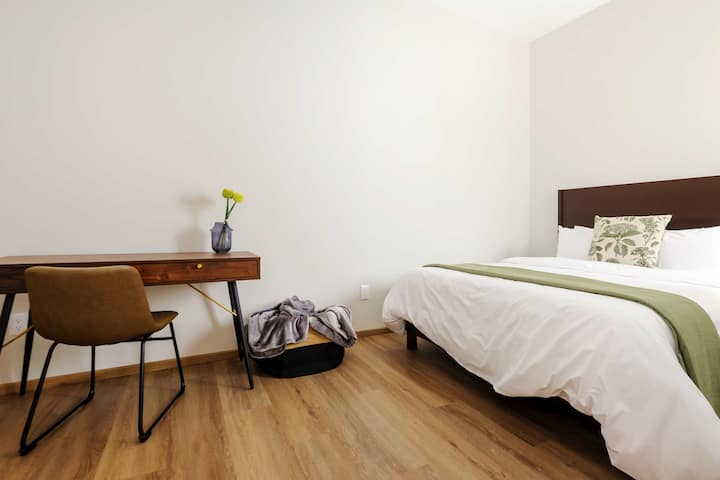 ห้องนอนใหญ่พร้อมเตียงควีนไซส์ พื้นที่ทำงาน มีห้องน้ำรวมกับห้องนอนที่ 2 