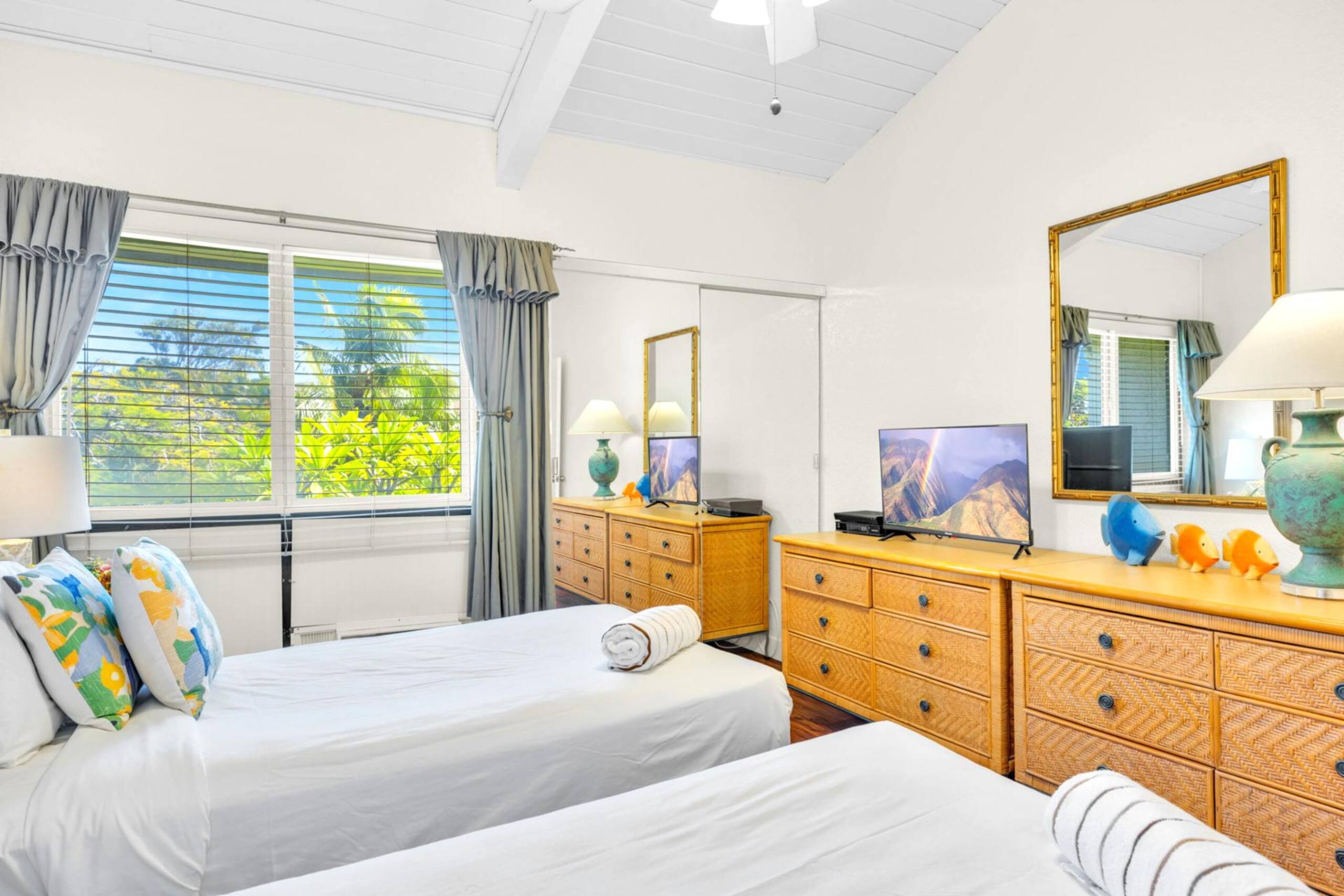 Condo in Lahaina · ★4.0 · 2 bedrooms · 3 beds · 2 baths - Image 37