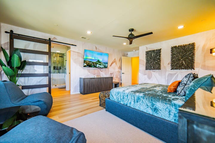 SUITE SIGNATURE.  2do piso. Cama tamaño king y colchón de espuma viscoelástica, luces de cabecera, estaciones de carga, sala de lectura, televisor inteligente, ropa de cama hipoalergénica, almohadas mullidas, opciones de soporte para el cuello y persianas opacas para un sueño reparador.