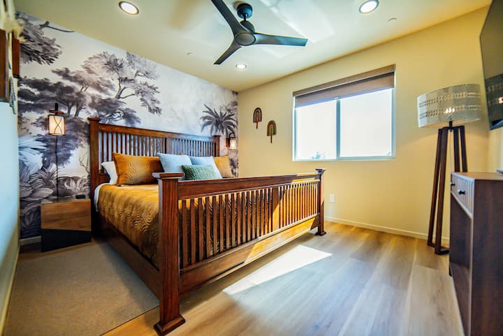 HABITACIÓN TERRACOTTA. 2do piso. Cama tamaño king y colchón de espuma viscoelástica, luces junto a la cama, estaciones de carga, Smart TV, ropa de cama hipoalergénica, almohadas mullidas, opciones de soporte para el cuello y cortinas opacas para un sueño reparador.