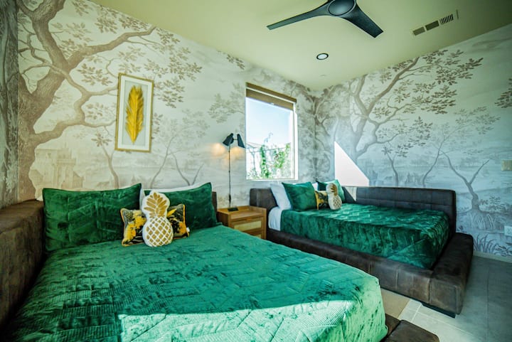 SALA ESMERALDA. 1er piso. Dos camas dobles extragrandes, colchones de espuma viscoelástica, lámpara de noche, estación de carga, ropa de cama hipoalergénica, almohadas mullidas, opciones de soporte para el cuello y cortinas opacas para un sueño reparador.