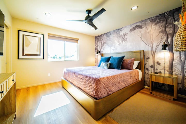 SALA MAUVE.  2do piso. Cama tamaño king y colchón de espuma viscoelástica, luces de cabecera, estaciones de carga, televisor inteligente, ropa de cama hipoalergénica, almohadas mullidas, opciones de soporte para el cuello y persianas opacas para un sueño reparador.