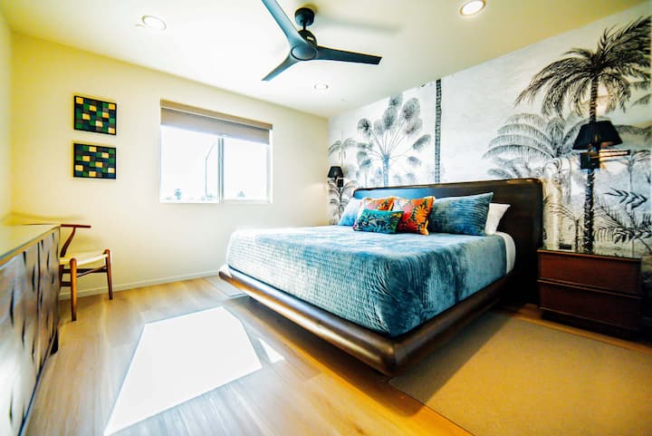 SALA TURQUESA. Segundo piso. Cama tamaño king y colchón de espuma viscoelástica, luces de noche, estación de carga, sala de lectura, Smart TV, ropa de cama hipoalergénica, almohadas mullidas, opciones de soporte para el cuello y persianas opacas para un sueño reparador.