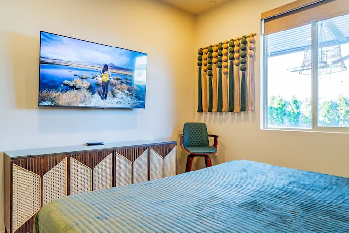 HABITACIÓN AZUL.  1er piso. Cama tamaño king y colchón de espuma viscoelástica, luces de cabecera, estaciones de carga, televisor inteligente, ropa de cama hipoalergénica, almohadas mullidas, opciones de soporte para el cuello y persianas opacas para un sueño reparador.