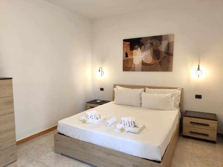 Elegantná dvojlôžková izba v apartmáne v Peschiera del Garda, zariadená v modernom štýle s teplými, relaxačnými tónmi. Ideálne miesto na zabezpečenie maximálneho pohodlia a pokojného spánku po dni strávenom pri jazere Garda.