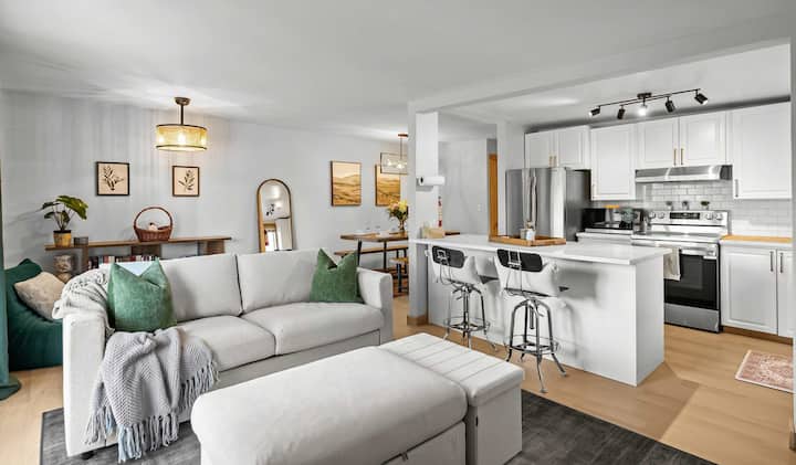 Urban Sanctuary | Chic 3br Inglewood Stay W/ Yard! - Calgary