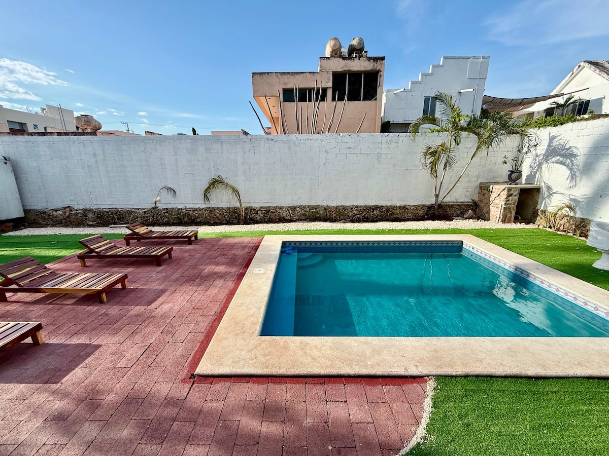 Anuncio de Airbnb popular: Sunlit Hideaway + shared Pool for 6 en Fraccionamiento Campestre