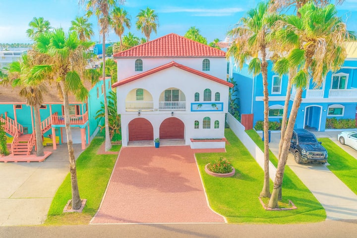 Fun Retro Island Vibe * Sleeps 17 * Beach 1 Block - South Padre Island, TX