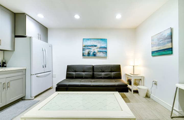 ˋ*°* White Walls - Serene Living ˋ*°* - Irvine, CA