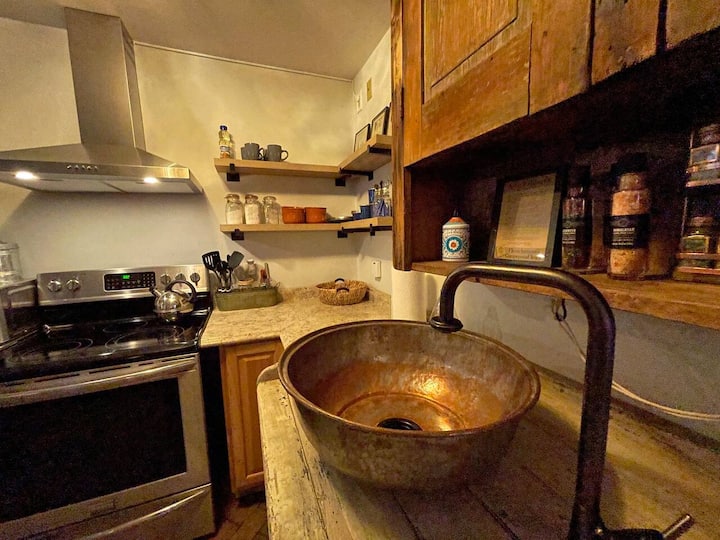1860 Home: 6 Beds, Dogs, Big Yard, Theatre Room - Harpers Ferry, WV