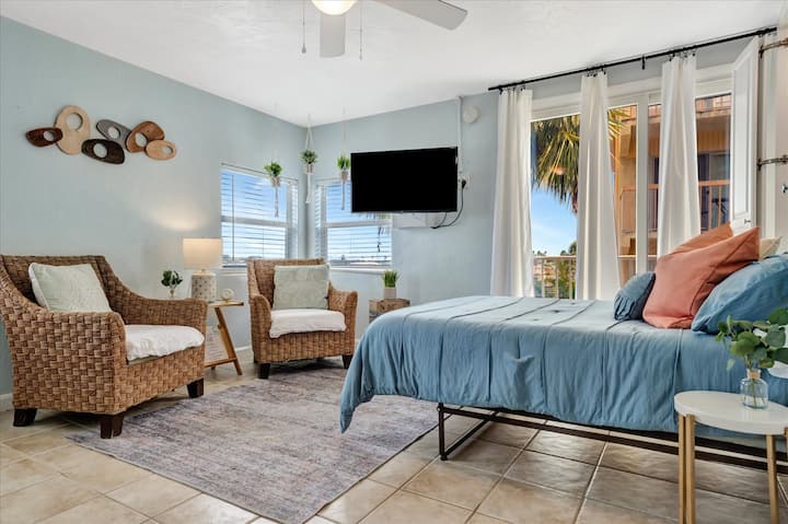 Waterfront Corner Suite | Heated Pool Next 2 Beach - Clearwater Beach, FL