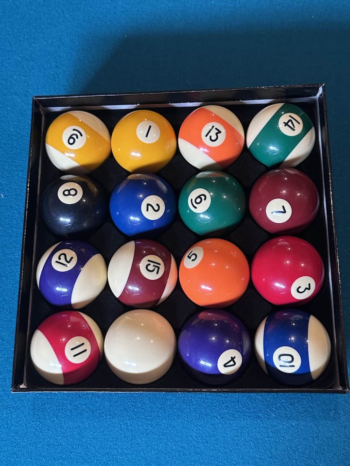 Enjoy Pool Table, Stocked, Sleeps 11, Pet-friendly - Edmonton
