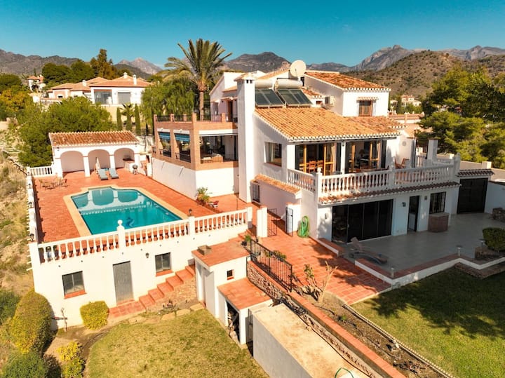7 Bedroom 4 En-suite Hot Tub & 15m Pool - Nerja
