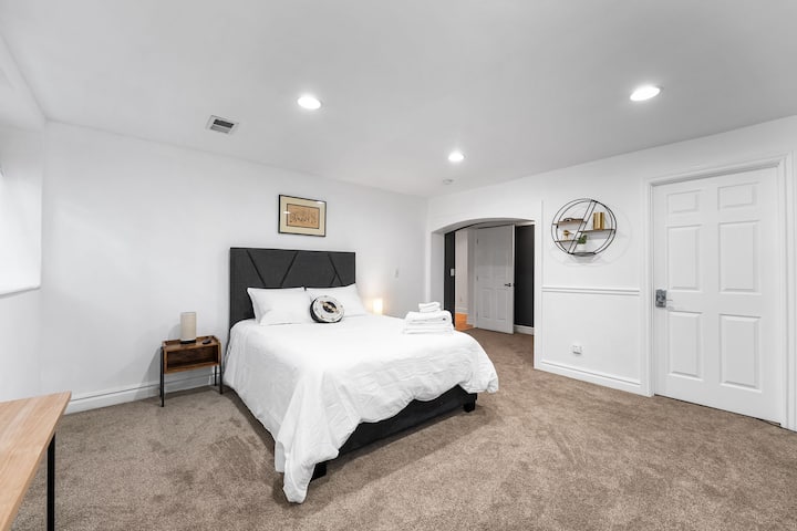 غرفة نوم ثانية مشرقة وواسعة مع سرير مريح بحجم كوين