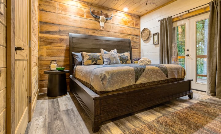 חדר שינה עם מיטת קינג סייז במ