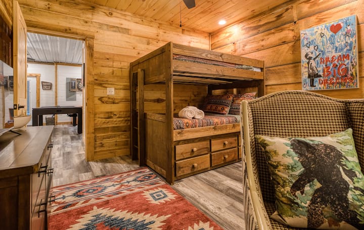 חדר שינה עם מיטות קומותיים - מלא עד אפס מקום