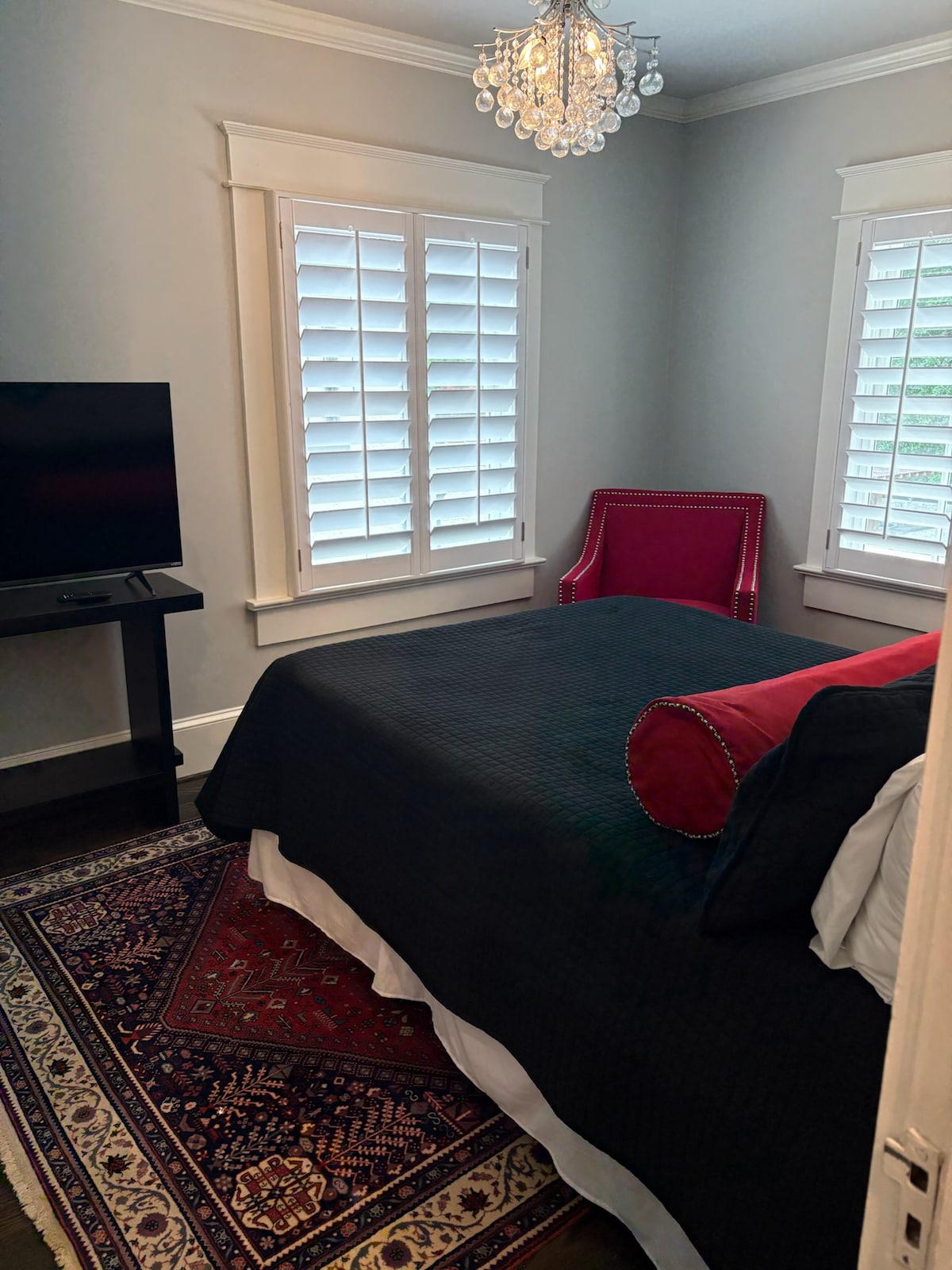 Spálňa na poschodí s manželskou posteľou a televízorom