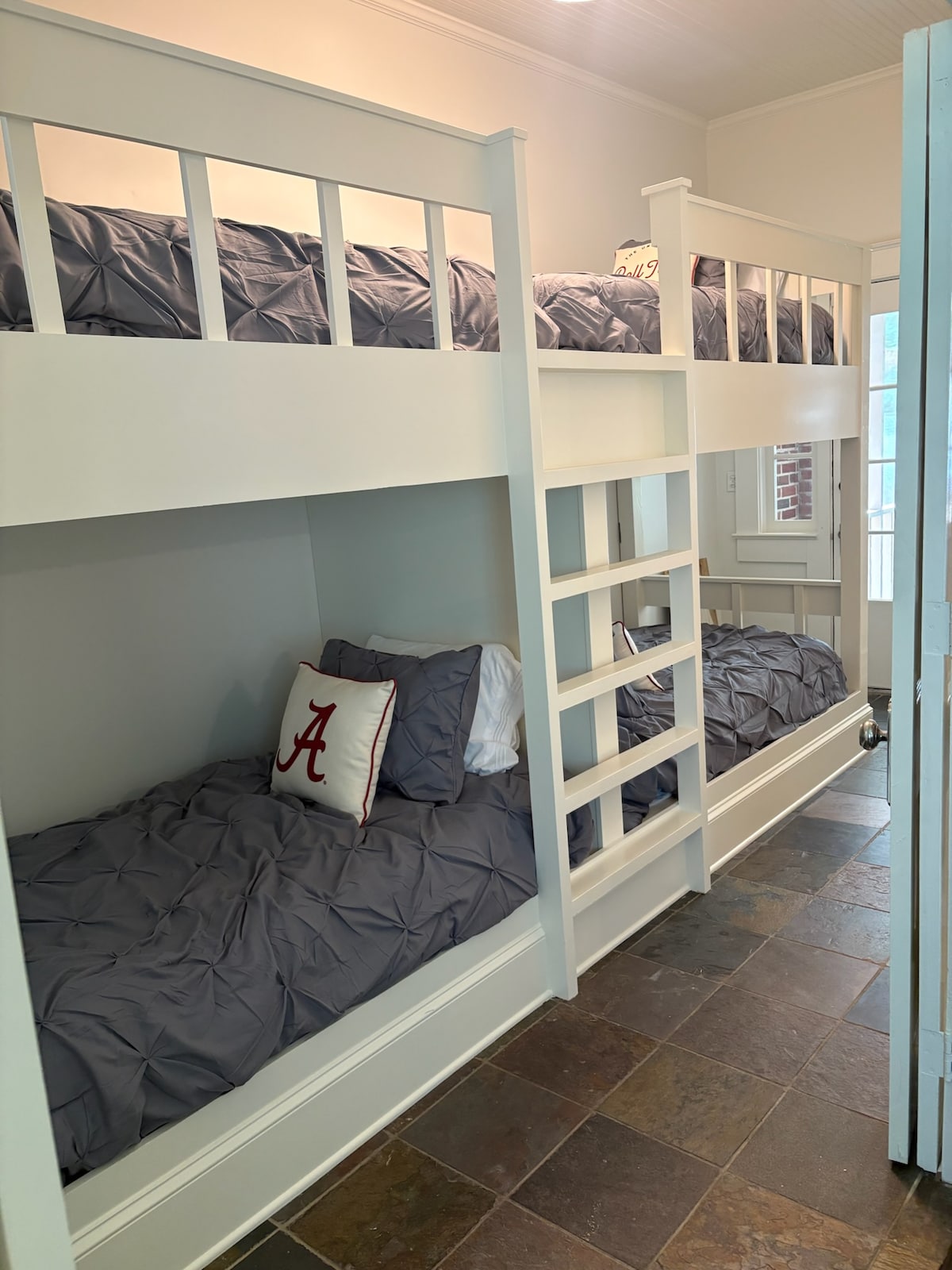 4 samostatné lôžka v poschodovej izbe s prístupom na krytú verandu