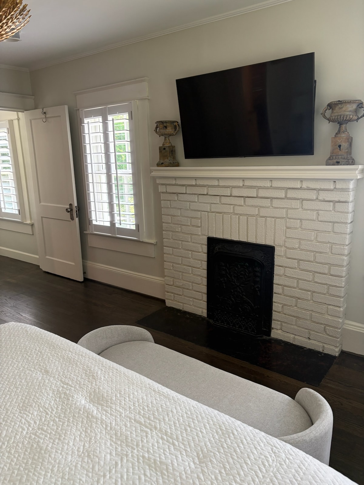 Hlavná spálňa s manželskou posteľou King a namontovaným televízorom