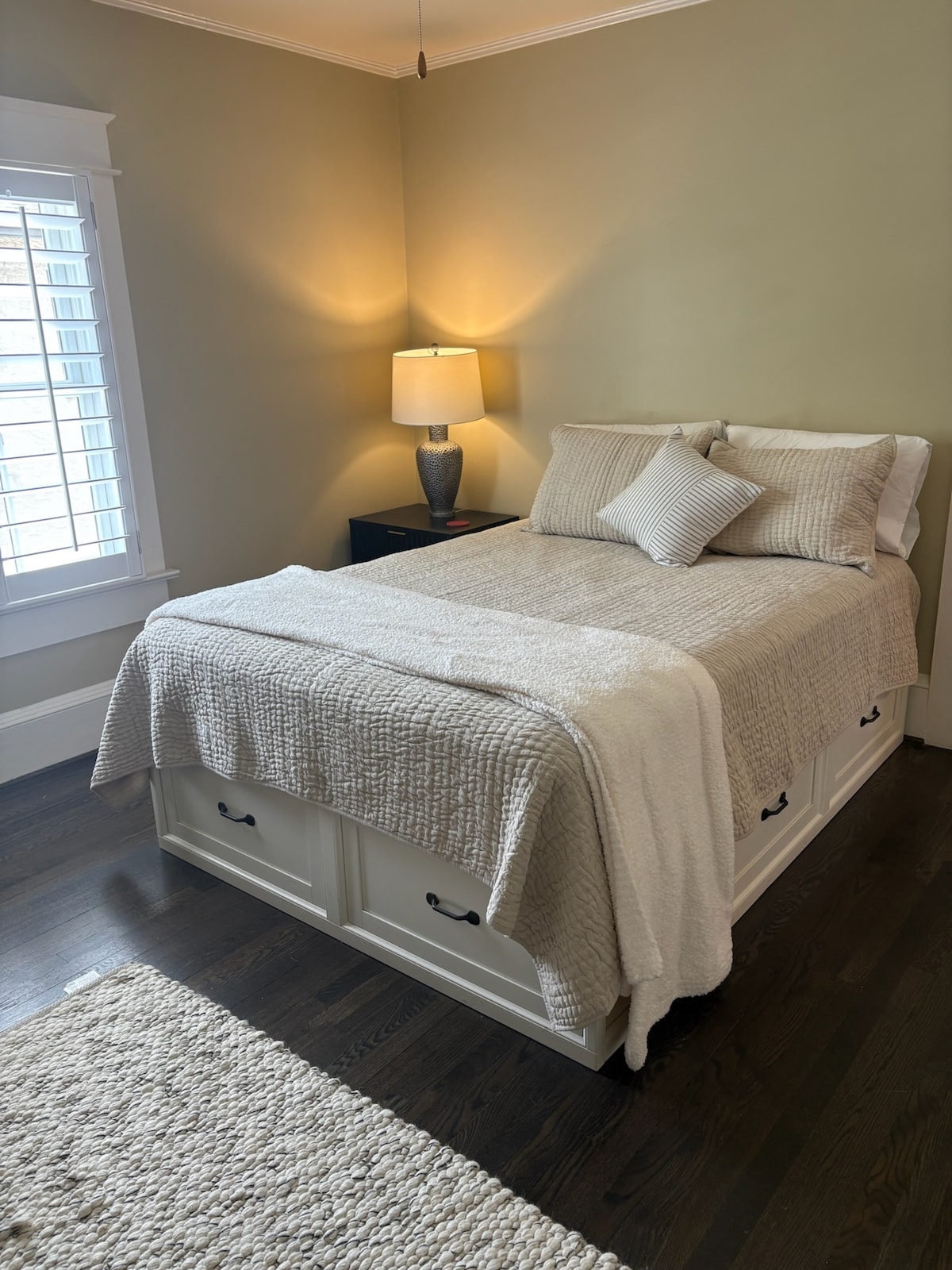 Spálňa na poschodí s manželskou posteľou Queen