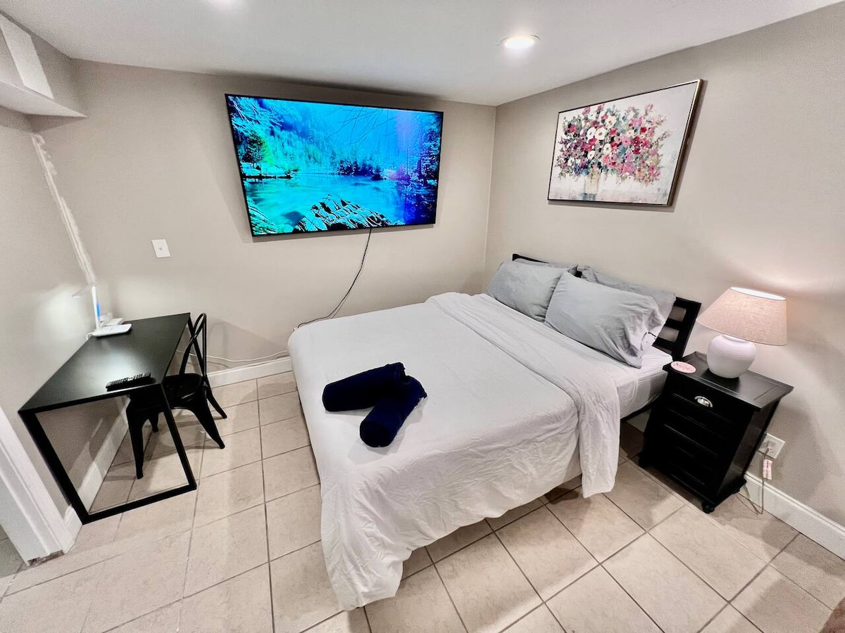 Dormitorio con TV inteligente y escritorio