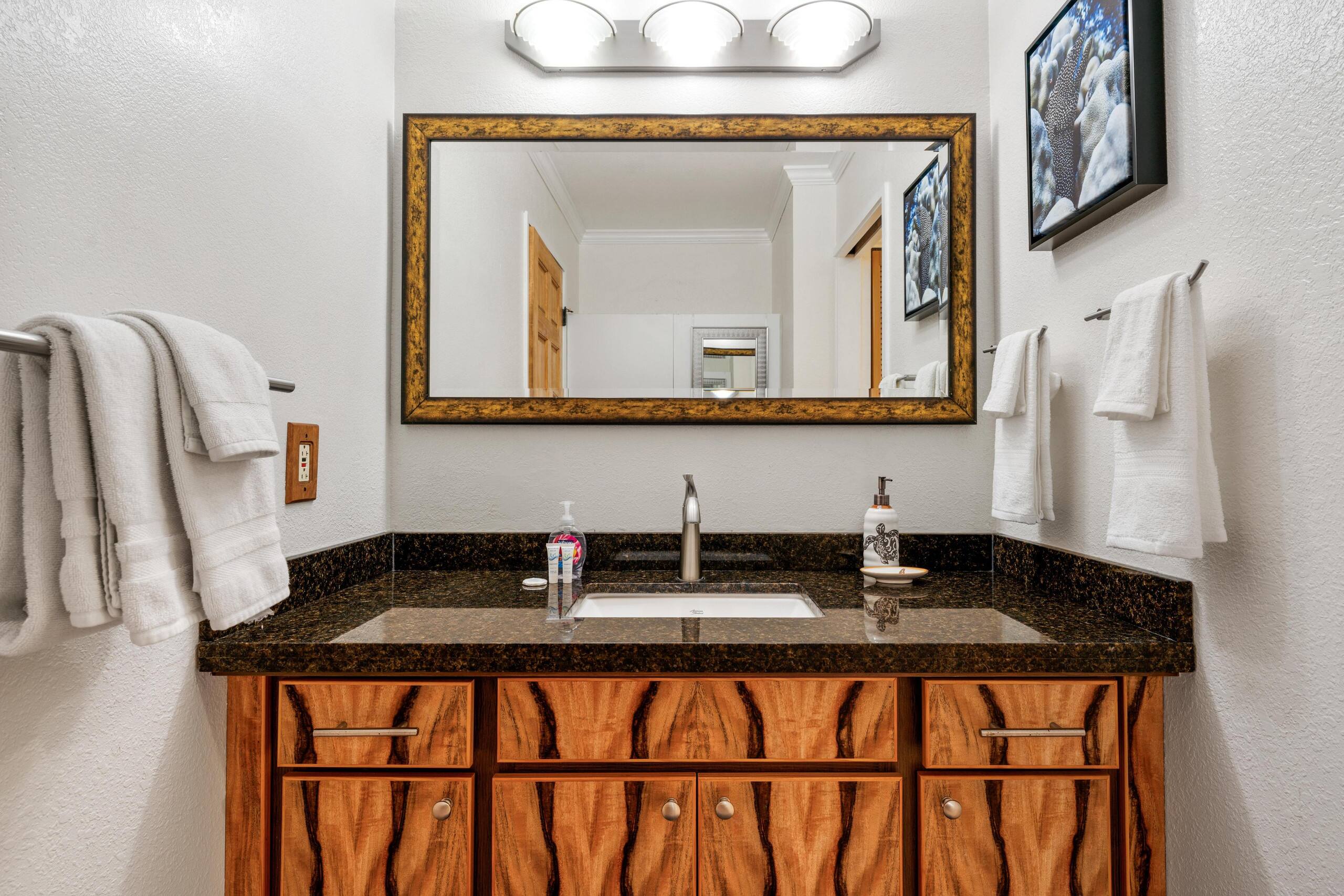 Condo in Kailua-Kona · ★4.4 · 2 bedrooms · 3 beds · 2 private baths - Image 14