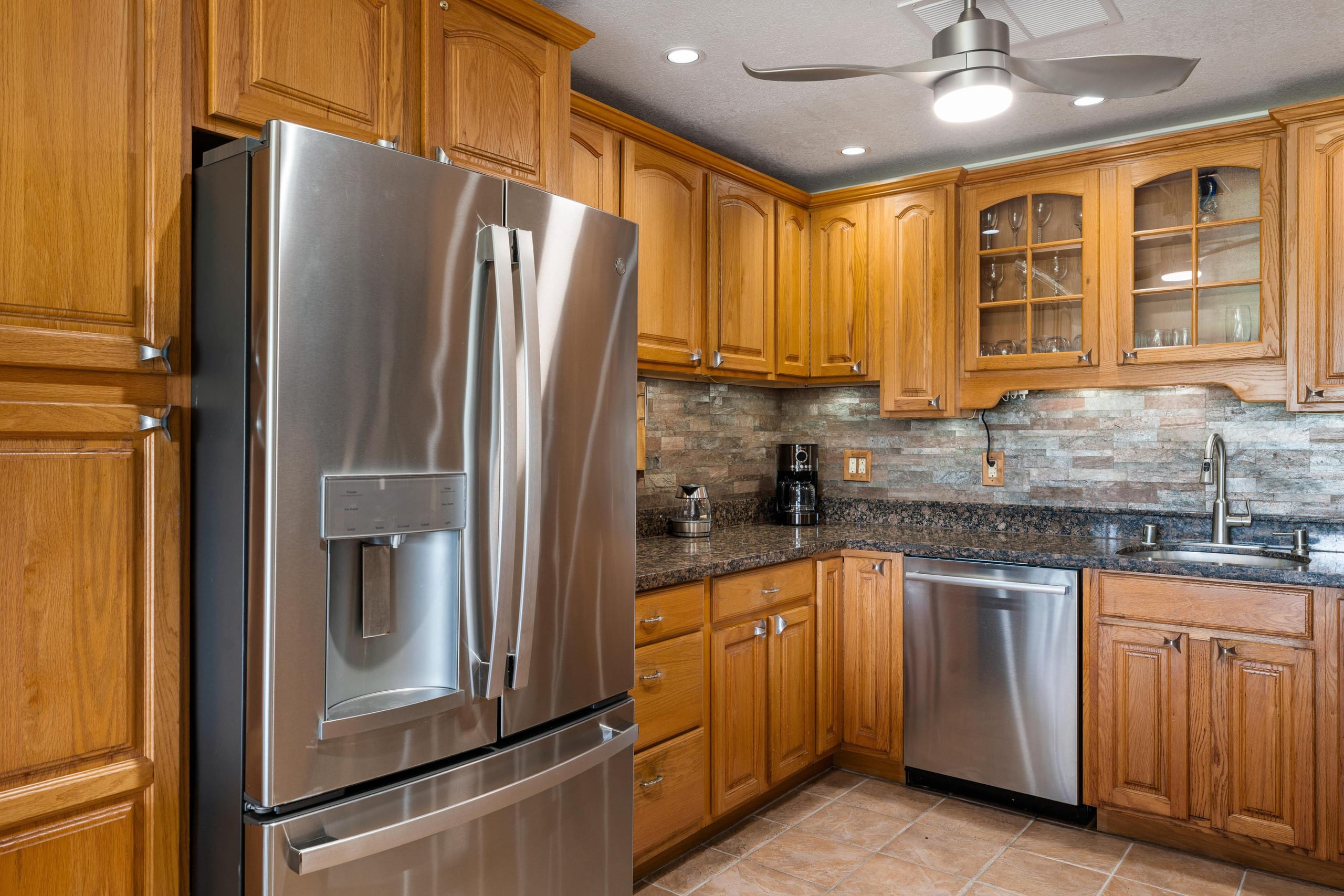 Condo in Kailua-Kona · ★4.4 · 2 bedrooms · 3 beds · 2 private baths - Image 11
