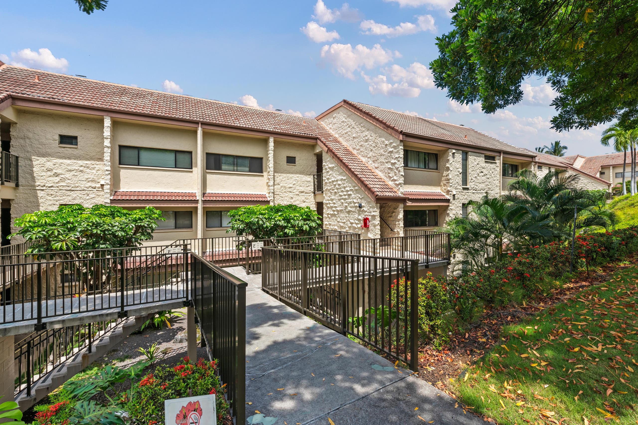 Condo in Kailua-Kona · ★4.4 · 2 bedrooms · 3 beds · 2 private baths - Image 27