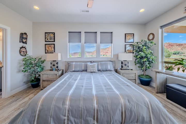 בחדר השינה הראשי יש מיטת קינג סייז מפנקת, הרבה חלונות לאור טבעי ונופים וגישה פרטית לפטיו האחורי. בחדר זה יש גם שידה, שידות לילה, מאוורר תקרה וחדר רחצה צמוד לנוחיותכם.