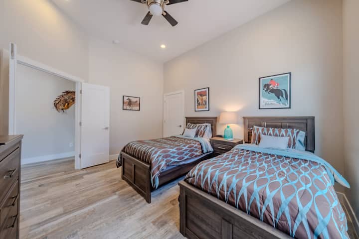 בחדר השינה 2 יש שתי מיטות נפרדות, שידה, טלוויזיה, שידה ליד המיטה ומאוורר תקרה. לישון בנוחות ב-Roaming Red Rock