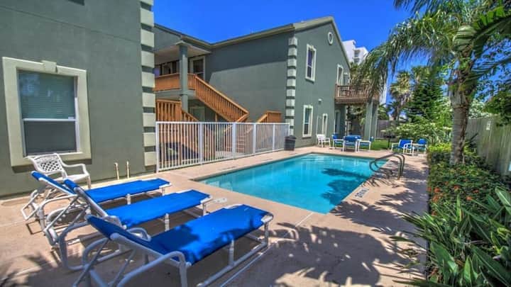 2 Bed 2 Bath 2nd Fl Condo By Beach With Pool - South Padre Island, TX