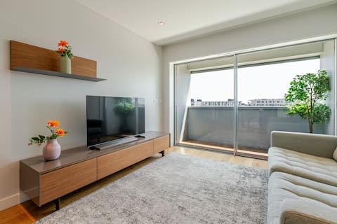 Top Airbnb: Stylish Home with Balcony & Garage by HostWise em Campanhã